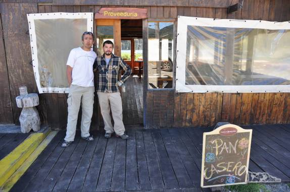 Com o dono do camping Falkner, no Parque Lanin, na região de San Martín de Los Andes, na Argentina